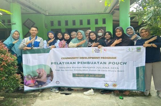 Cover THE FUN OF TRAINING TO MAKE POUCH FOR WOMEN IN DAYAKH VILLAGE