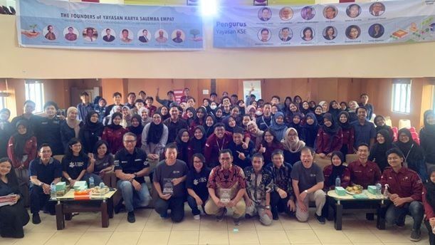 cover FINANCIAL LITERACY & INVESTMENT GAMES UBS SEKURITAS INDONESIA IN BANDUNG
