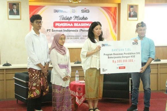 cover Semen Indonesia's Dedication in Educating the Life of the Nation at Event Meeting of KSE Scholarship Recipients at Diponegoro University