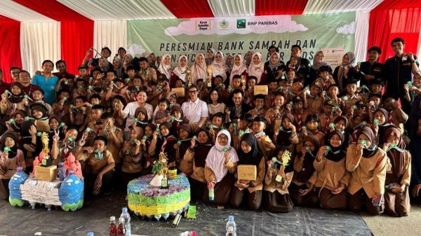 cover THE EXCISE OF FINANCIAL LITERACY & THE INAUGURAL OF THE COMMUNITY DEVELOPMENT OF ELEMENTARY SCHOOL WASTE BANK IN CINANGKA