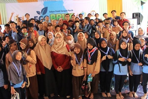 cover Students across Indonesia Hold Ecobrick Education and Training to Create a Clean and Sustainable Environment.